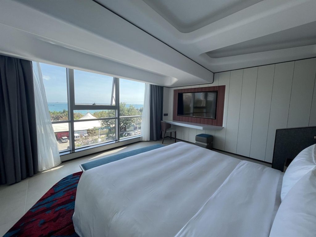 one-bedroom sea view suite