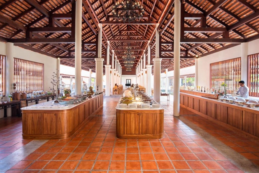 Ресторан отеля с разным типом питания