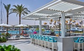 Бар у бассейна